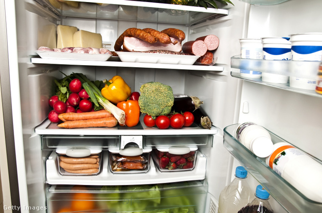 Nem csoda, hogy egy tele hűtőben bőven akad dolga a szagsemlegesítő zaccnak