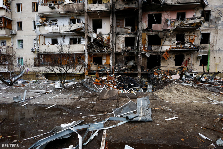 Egy lakóépület megsérült, miután Oroszország hatalmas hadműveletet indított Ukrajna ellen Kijevben 2022. február 25-én