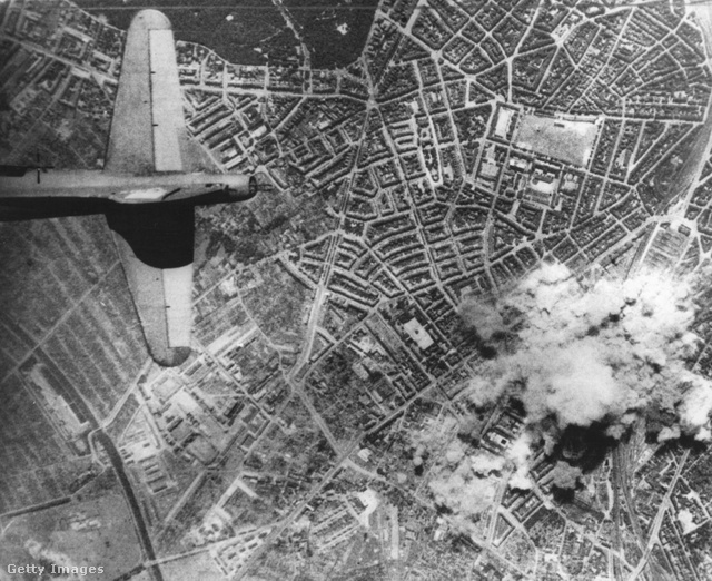 Hamburgot bombázza a brit légierő 1943 augusztusában