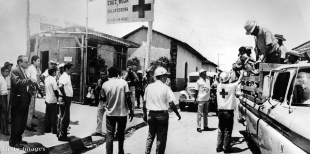 A Vöröskereszt munkatársai Hondurasban a négynapos háború alatt