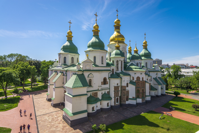 A város nevezetessége, hogy számos ukrán barokk stílusban épült templom és székesegyház található itt. Az egyik legismertebb a Szent Szófia-székesegyház épületegyüttese, ami a legrégebbi teljesen fennmaradt kelet-szláv keresztény templom, valamint 1990-től a világörökség része.