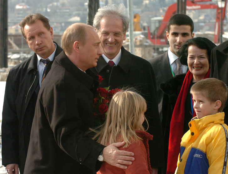 Balra a mosolytalan Viktor Zolotov Putyin testőreként az orosz elnök 2006-os találkozóján Sólyom Lászlóval