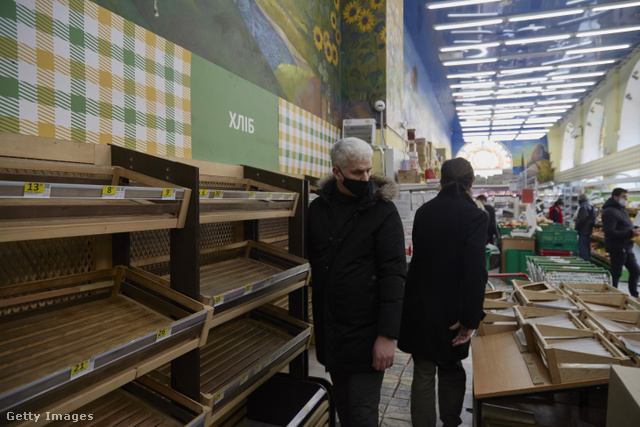 Üresek a boltok polcai a háború miatt