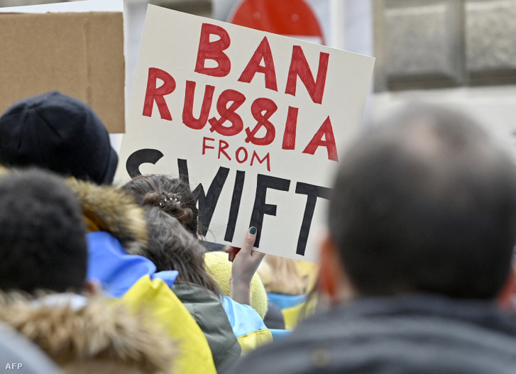 Egy tüntető Oroszország kitiltása a SWIFT-ből plakátot tart az Ukrajna elleni orosz invázió ellen 2022. február 26-án