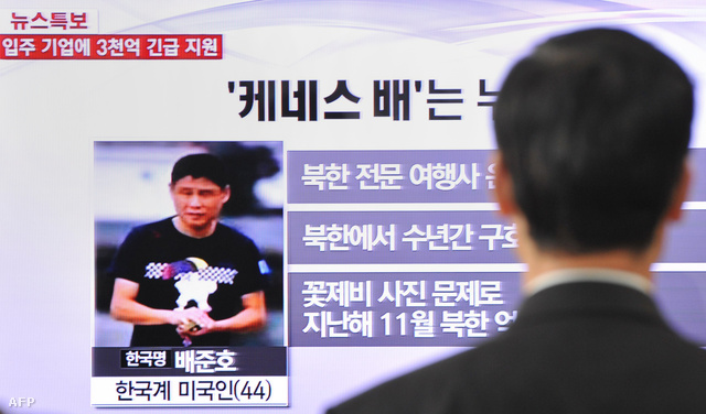 A kényszermunkára ítélt amerikai állampolgár portréja egy Dél-koreai televízióban