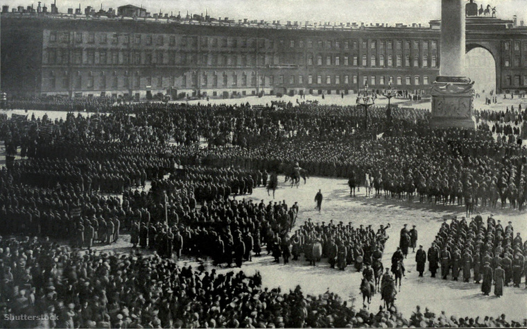 Az orosz hadsereg tisztjei hűségesküt tettek a későbbi, októberi forradalomnak. Katonák gyűltek össze a Téli Palota terén, akik közül sokan korábban támogatták az ideiglenes kormányt.