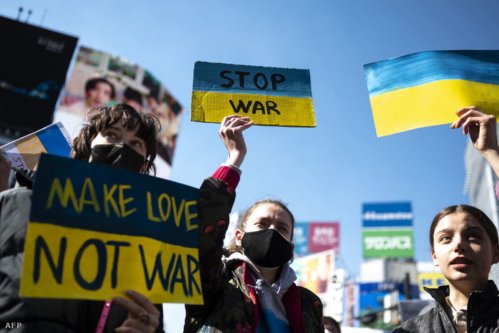 Az orosz invázió ellen tiltakoznak Tokióban 2022. február 26-án