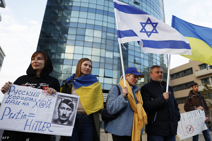 Az orosz invázió ellen tiltakoznak Tel-Avivban 2022. február 26-án