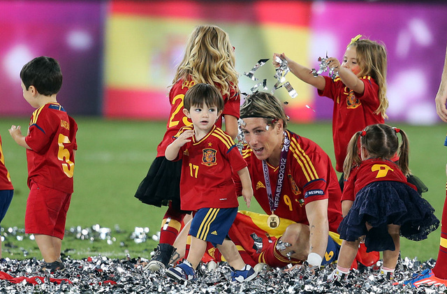 A döntőben gólt is szerző Fernando Torres a családja körében ünnepli a kijevi sikert