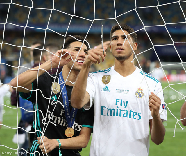 A Real Madrid-játékosok szuvenírt gyűjtenek az Olimpiai Stadionban győzelmük után