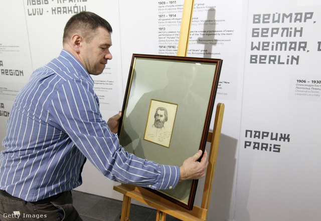 Malevics önarcképét állítja épp ki egy kijevi művészeti központ dolgozója
