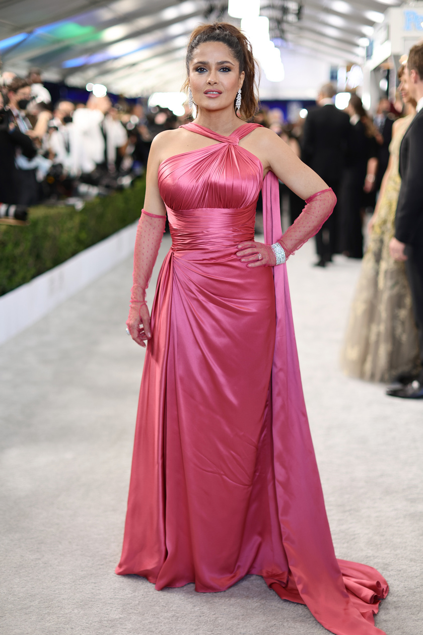 Salma Hayek egy rózsaszín Gucci estélyiben pózolt a fotósoknak.