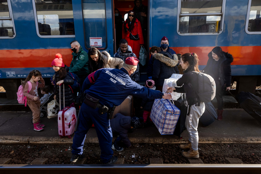 Folyamatosan érkeznek Záhonyba a vonatok Ukrajnából és százával hozzák a menekülteket, akik mától vonattal mehetnek tovább Budapestre. Az elmúlt napokban mintegy hétezren érkeztek a településre.