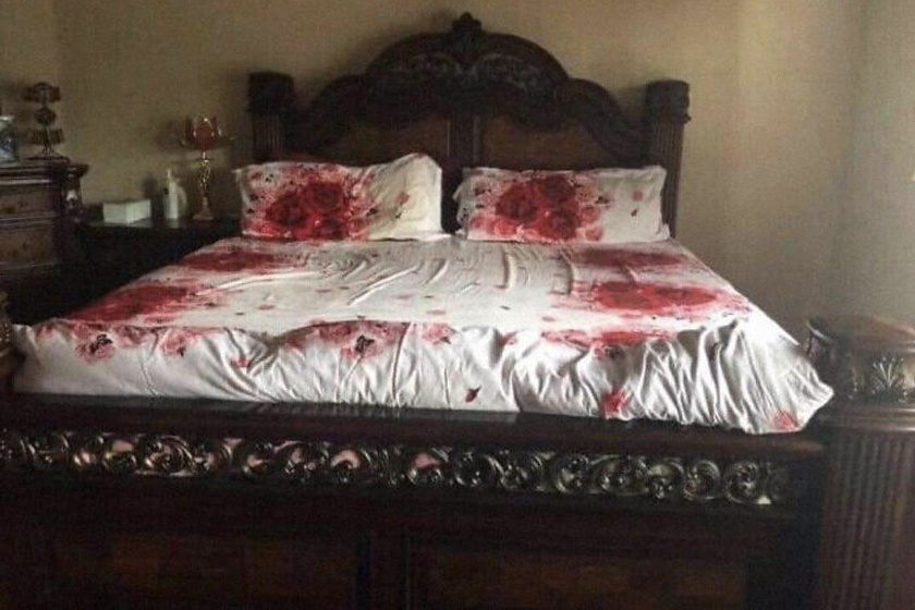 Ez a vörös rózsás ágynemű olyan, mintha éjjel hidegvérű gyilkosságok történtek volna a szobában.