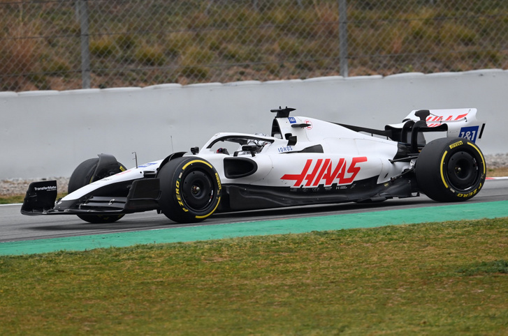 Az F1-es Haas istálló autóiról eltűntek az orosz színek és a főszponzor logója