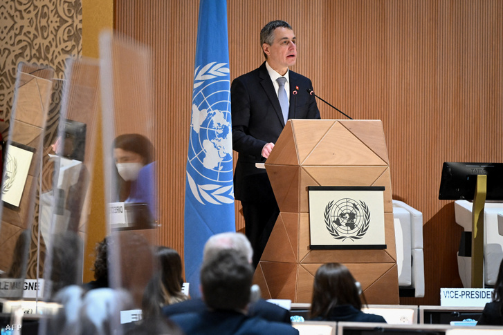Ignazio Cassis svájci elnök beszédet mond az ENSZ Emberi Jogi Tanácsa ülésének megnyitóján 2022. február 28-án Genfben