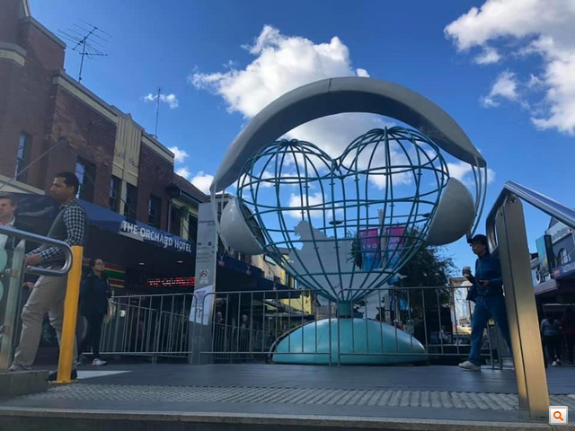 A Listen to the World with Your Heart szobor Odessza Fontanka külvárosában, egy bevásárlóközpont tetején található
