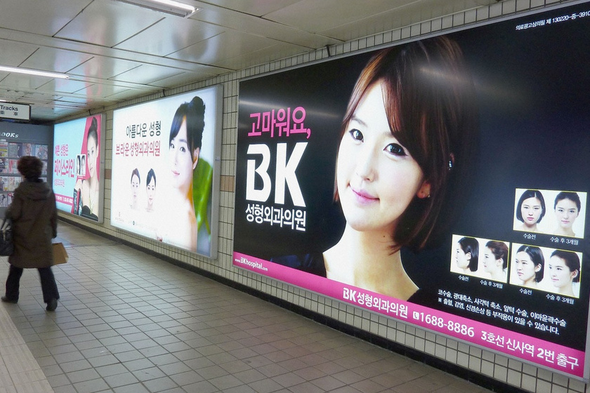 Dél-Koreában az utcákon is sok a plasztikai sebészeket hirdető plakát.