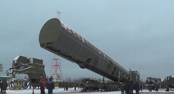 Egy Sarmat típusú interkontinentális ballisztikus rakéta, amelyet Vlagyimir Putyin orosz elnöknek a manőverező nukleáris fegyverek kifejlesztéséről tartott beszámolója alatt mutattak be Moszkvában 2018. március 1-jén, Putyin évértékelő beszédének napján