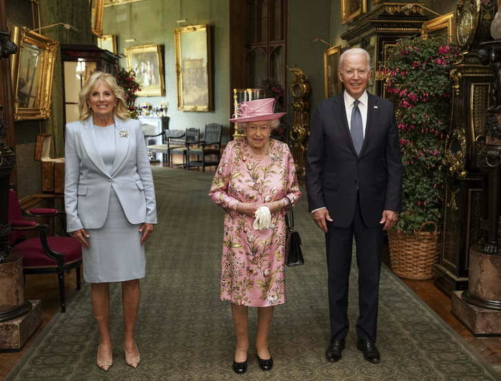 Joe Biden amerikai elnök a feleségével, Jill-lel, illetve II. Erzsébet királynő 2021 nyarán