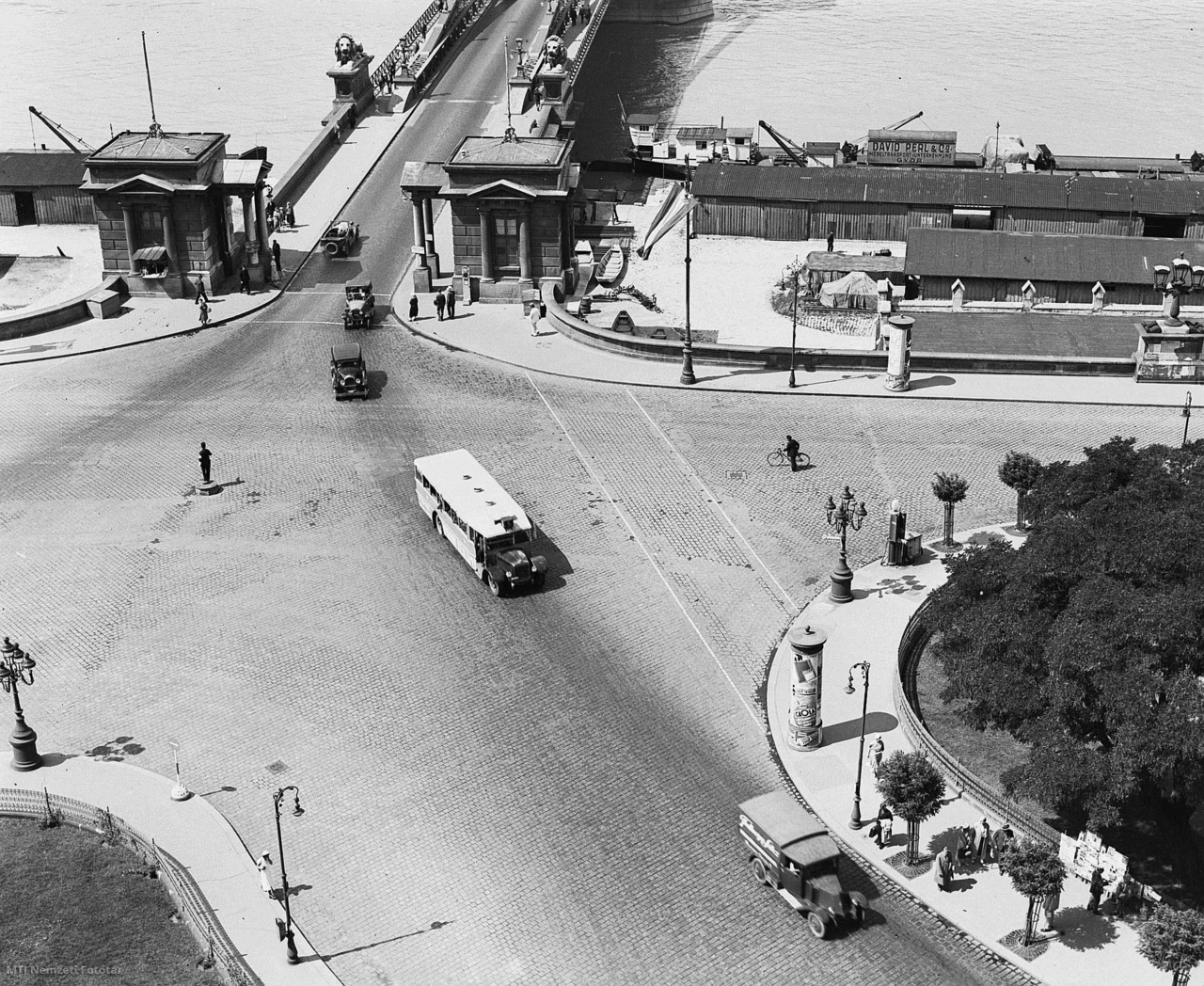 Budapest, July 6, 1941 On July 6, 1941, the Decree of the Minister of the Interior of June 1941 on right-hand traffic came into force in Hungary.  The new traffic order was introduced in and around Greater Budapest only from November.