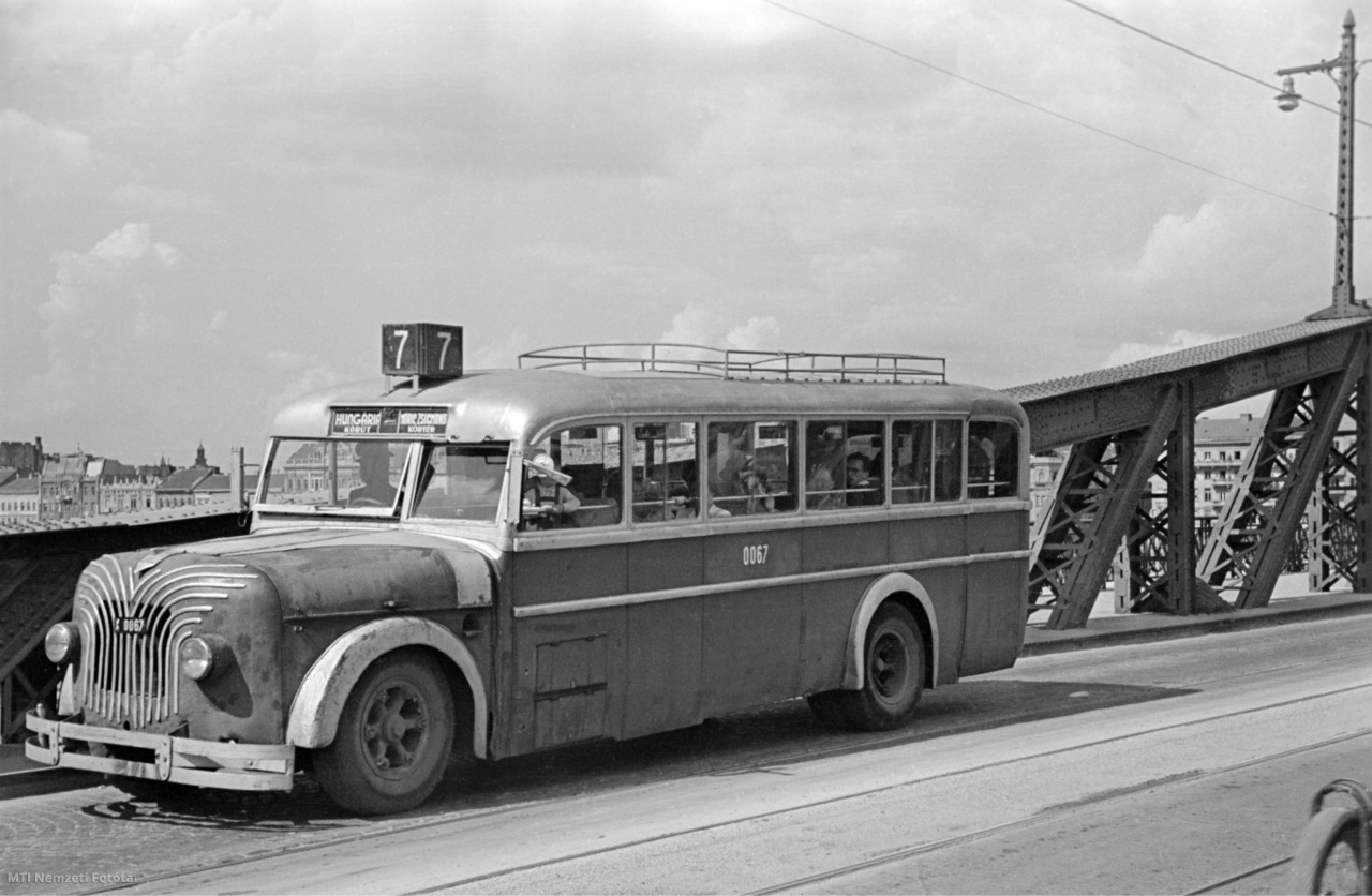 Budapest, May 26, 1947 Bus 7 on the Szabadság Bridge between Hungária Boulevard and Móricz Zsigmond Boulevard.