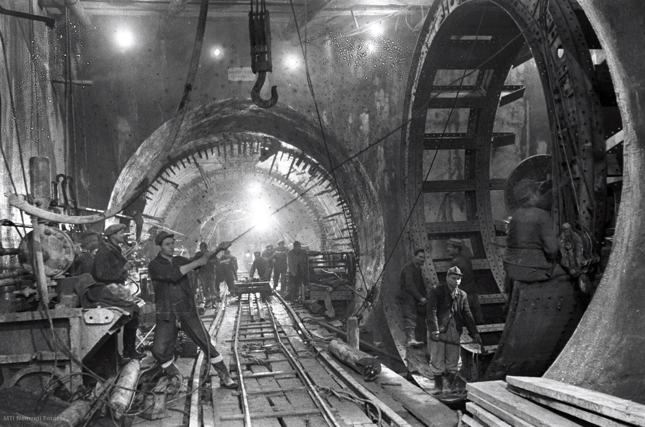 Budapest, March 18, 1952 The Budapest underground high-speed railway is being built: on Rákóczi út (next to Magyar Divat), the workers have started assembling the glazed parts of the drilling shields. 