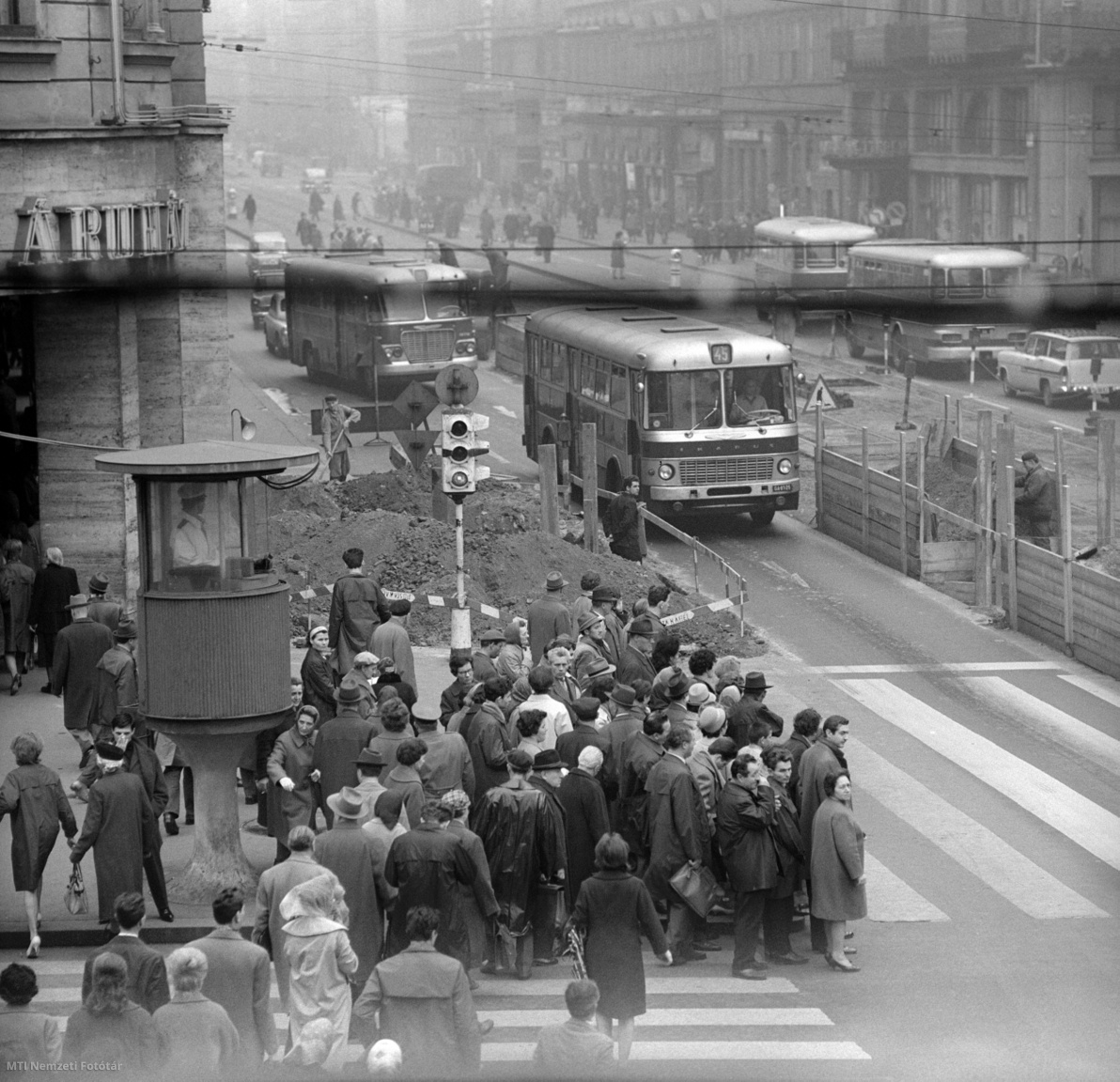 Budapest, November 3, 1965 Passers-by are waiting for or passing the free sign in the capital's Blaha Lujza Square, at the intersection of Rákóczi út and Lenin Boulevard, the Food Store of the Csemege Commercial Company, the control areas at the pedestrian roundabout, the police tower next to.