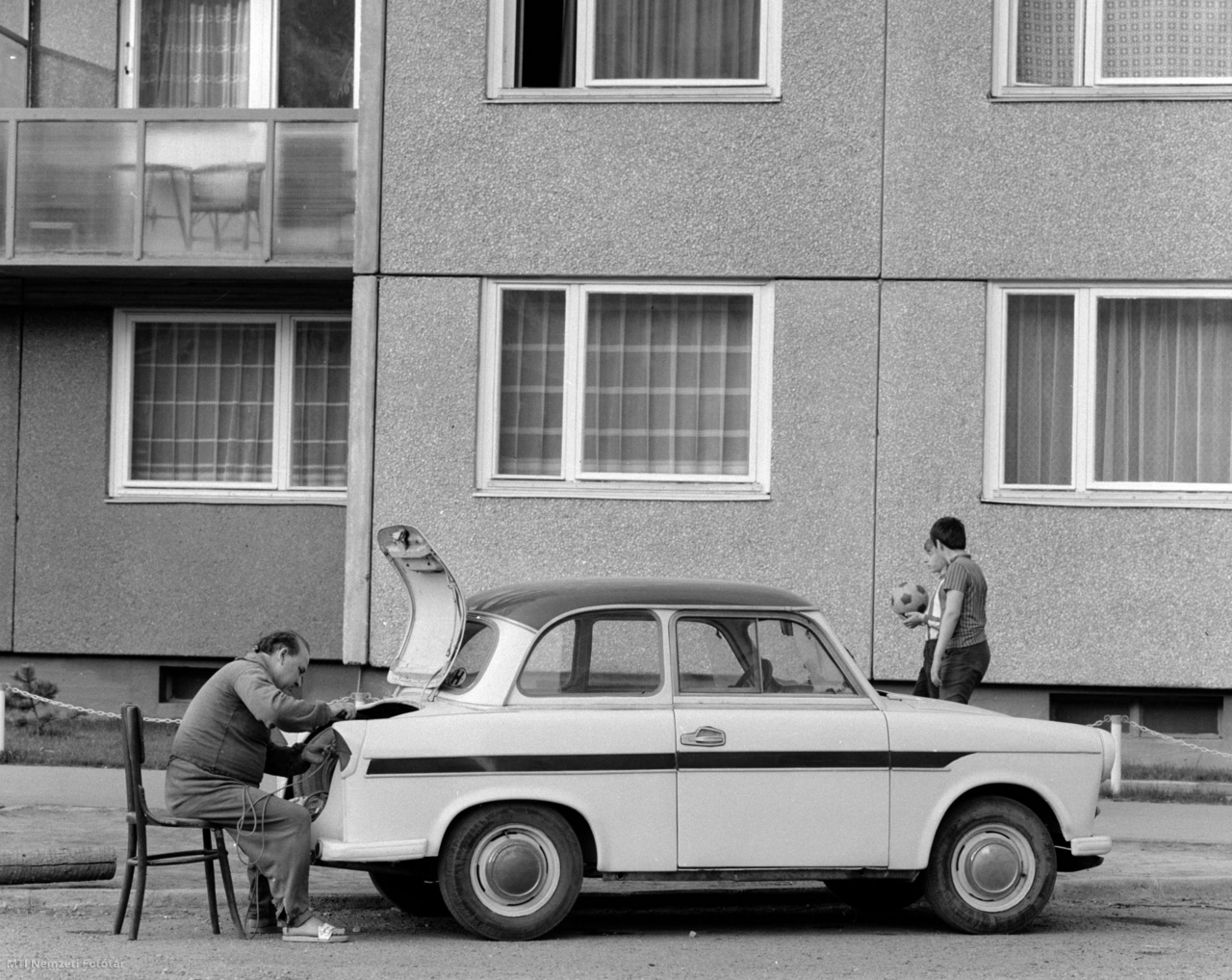 Budapest, March 26, 1974 Picture of life in Újpalota: A man is sitting in the housing estate while sitting comfortably in Trabant.  By the end of next year, the largest housing estate in Budapest will be completed.  Simultaneously with the construction of the 14,000 flats in Újpalota, shopping malls, schools, kindergartens and service plants will be built.