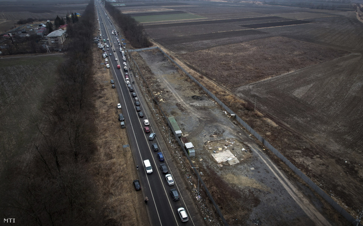 Az Ukrajnát ért orosz támadás elől menekülők sorakoznak autóikkal Csernovic határában 2022. március elsején