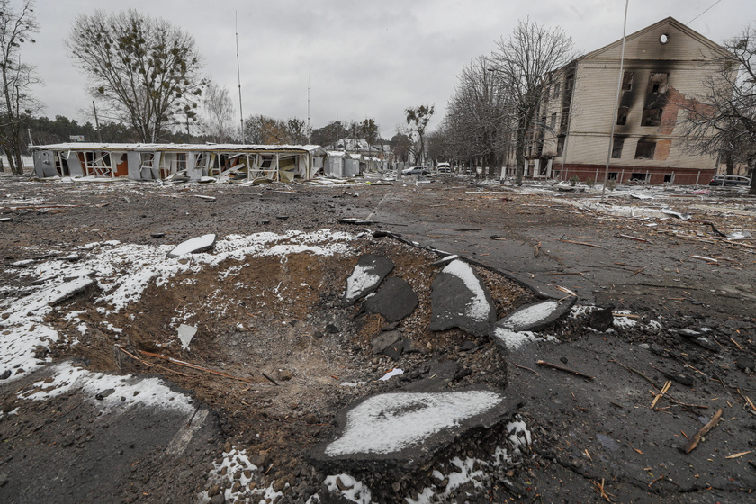 Bomba becsapódásakor keletkezett kráter egy katonai létesítmény területén a Kijev szomszédságában lévő Brovariban március 1-jén.