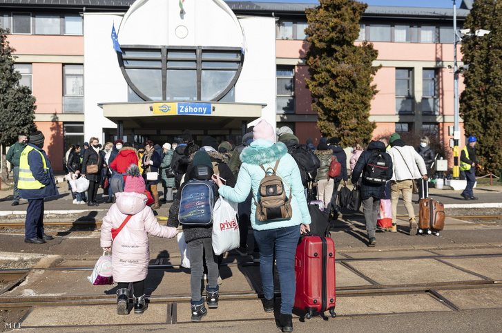 A háború miatt Ukrajnából menekülő emberek a záhonyi vasútállomáson 2022. március 1-jén