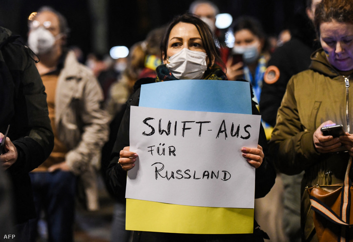 Tüntető Dortmundban 2022. február 25-én