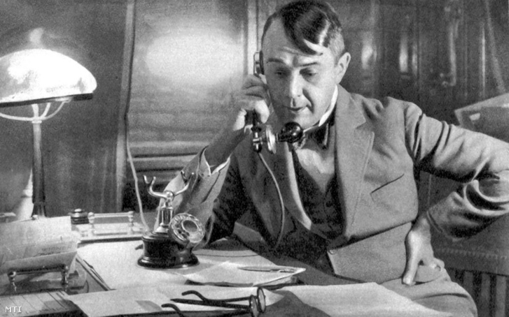 Kosztolányi Dezső író, költő, színikritikus az Amerikai Egyesült Államokban élő ismerősével beszélget telefonon azt követően, hogy létrejött a kábeles összeköttetés Magyarország és az Újvilág között 1928. november 12-én