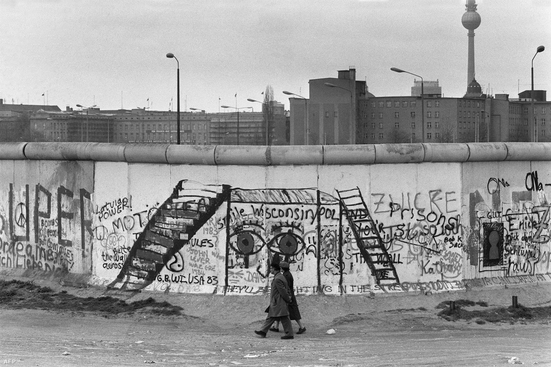 Különféle graffitiket festenek a berlini falra a nyugat-berlini oldalon 1984. április 29-én