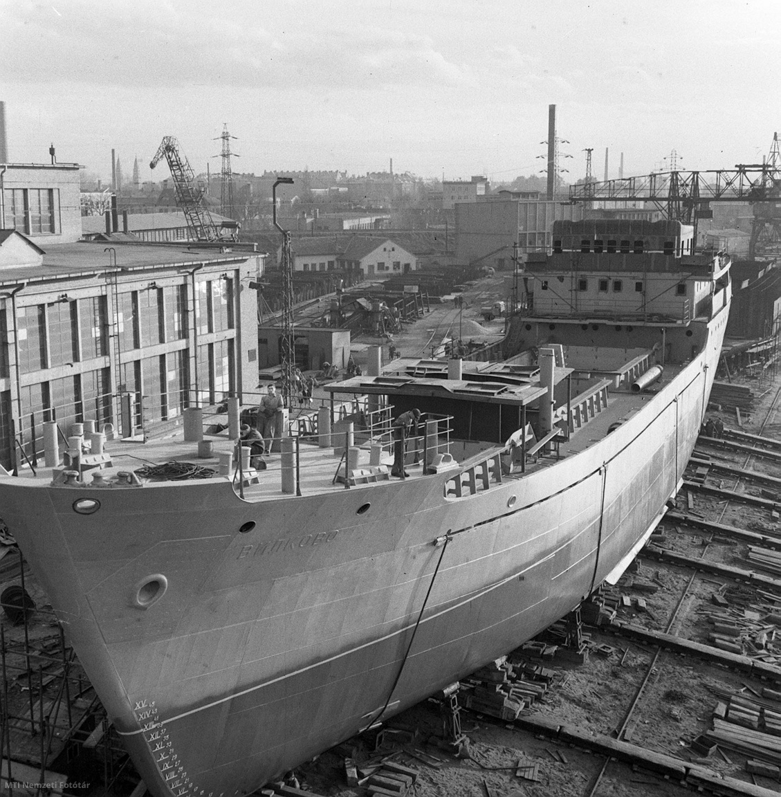 Budapest, 1960. október 25. A Gheorghiu-Dej hajógyárban vízre bocsátottak egy 1200 tonnás, szovjet exportra készült hajót. A képen: vízre bocsátás előtt az év utolsó előtti hajója