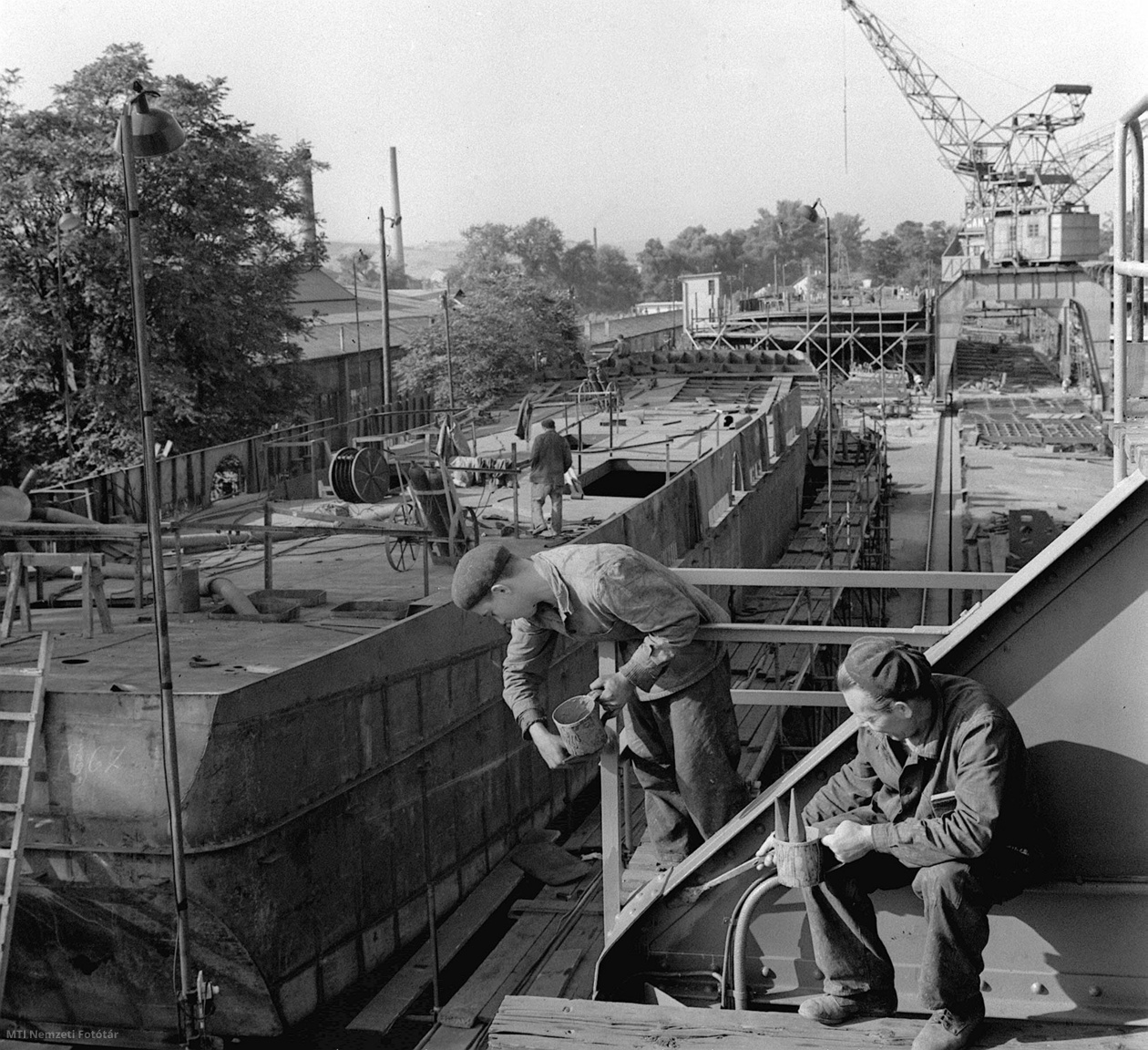 Budapest, 1959. szeptember 10. Az Óbudai Hajógyárban elkészült az első dízelmotoros folyami-tavi személyhajó, amelyet korszerű navigációs és híradástechnikai berendezésekkel szereltek fel. A gyárban megkezdték a vontatóhajóknál gazdaságosabban üzemeltethető folyami tolóhajók sorozatgyártását is. A képen: sorozatban készülnek a tolóhajók a sólyatéren
