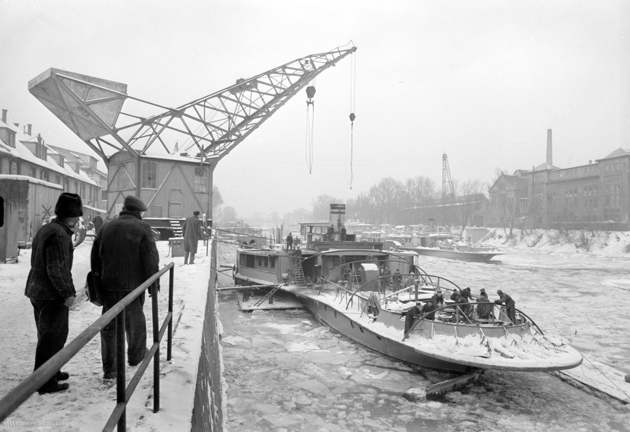 Budapest, 1956. február 15. Az Óbudai Hajógyár dolgozóinak küzdelme a nagy hideggel. 