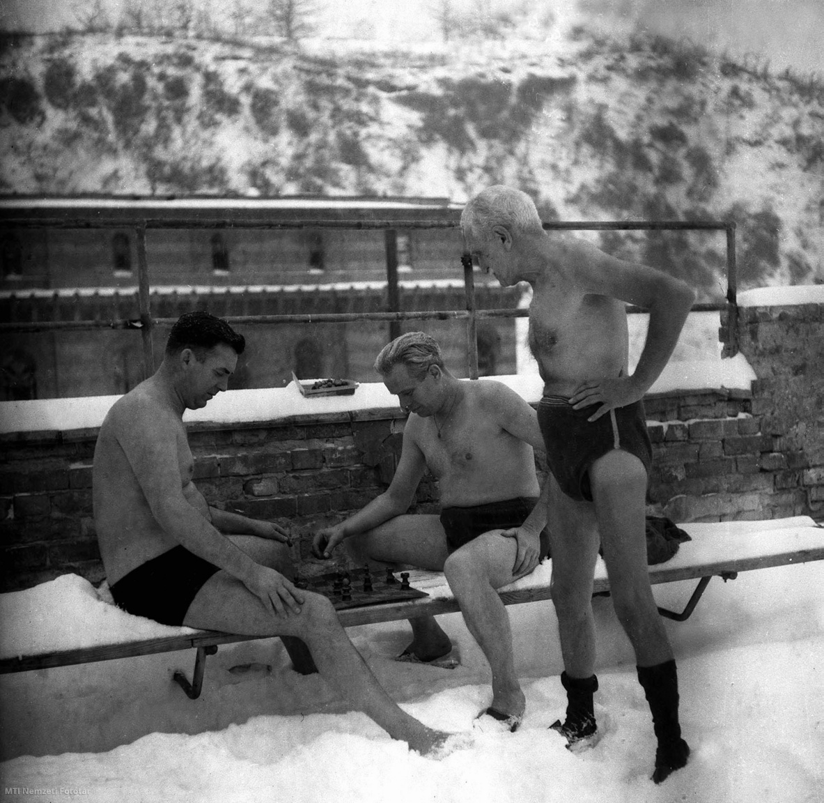 Budapest, 1947. január 26. Edzettségüket mutató fürdőnadrágos sakkozók a Lukács fürdő havas tetőteraszán