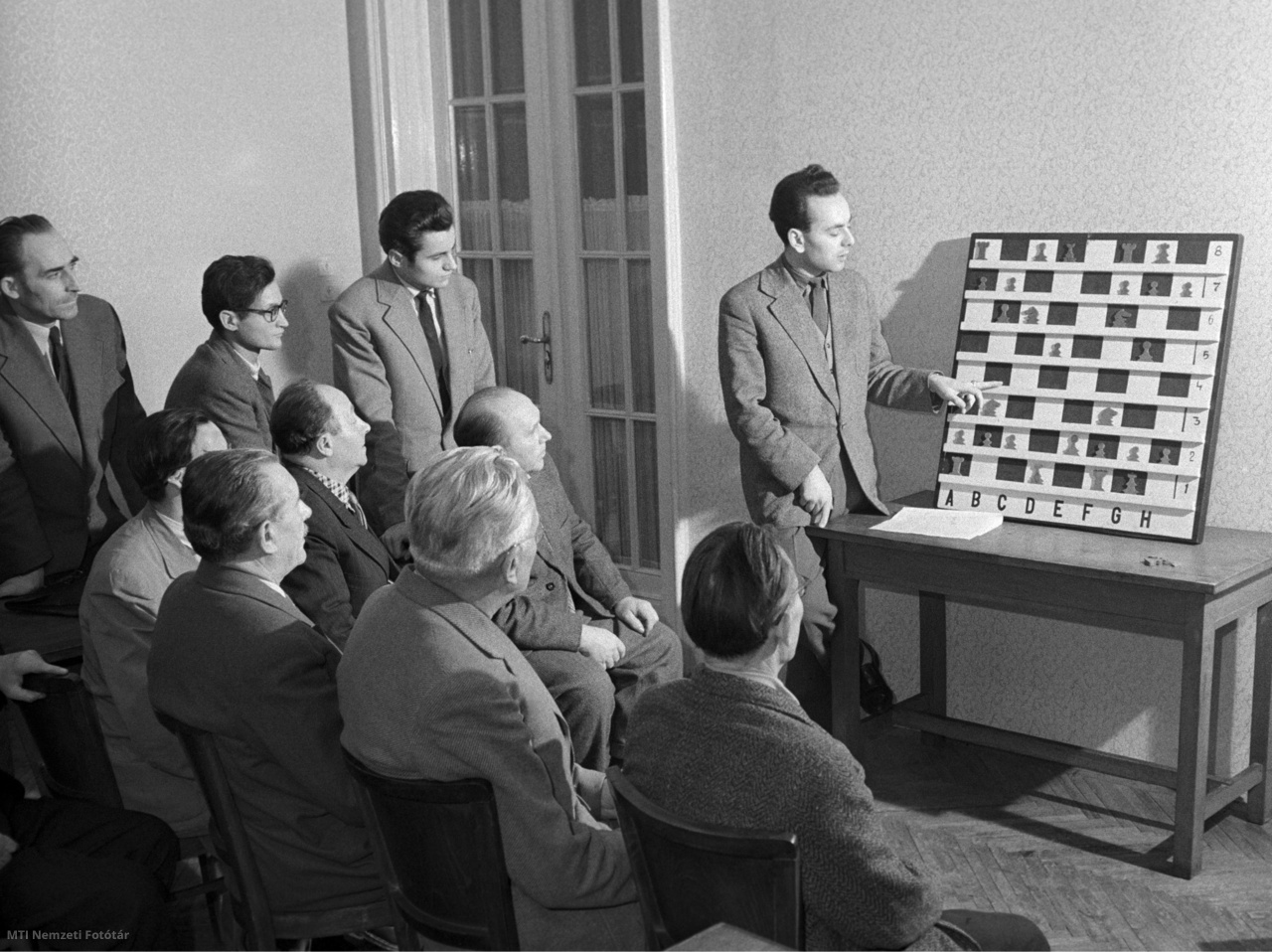 Budapest, 1960. január 8. Portisch Lajos nagymester sakkozó oktatást tart a Bőripari Dolgozók Szakszervezetének sakk-körében