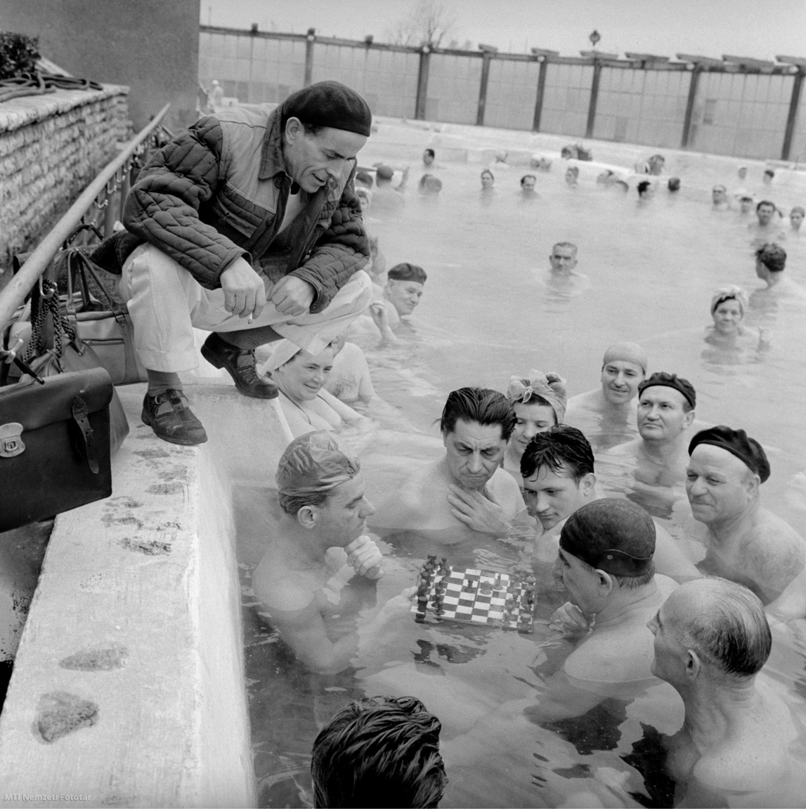 Budapest, 1962. augusztus 26. A meleg vizes medencében sakkozókat nézi a többi fürdővendég és az úszómester a partról a Szabadság Strandfürdőben