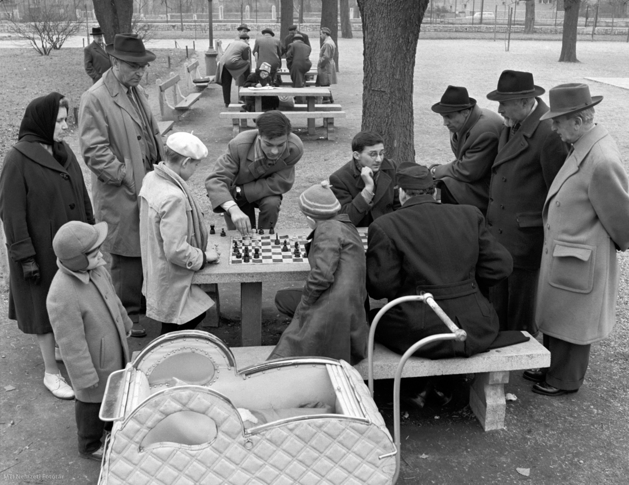 Budapest, 1963. április 4. Férfiak sakkoznak a szabadban az állami ünnepen. A kedvezőtlen időjárás ellenére sokan keresték fel a közös programokat az április 4-i ünnepen