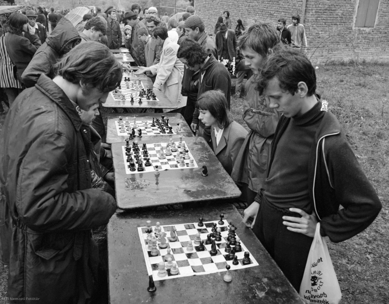 Budapest, 1974. május 5. Fiatalok izgalmas sakkcsatája Törökmezőn, a hagyományosan megrendezett Ifjúsági Békenapon