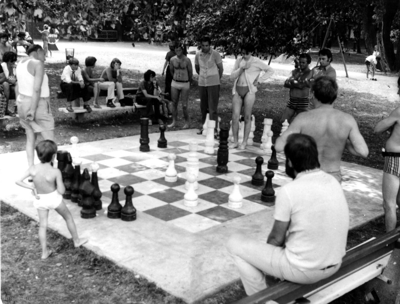 Siófok, 1975. augusztus 8. Nyaralók szórakoznak az óriássakkal
