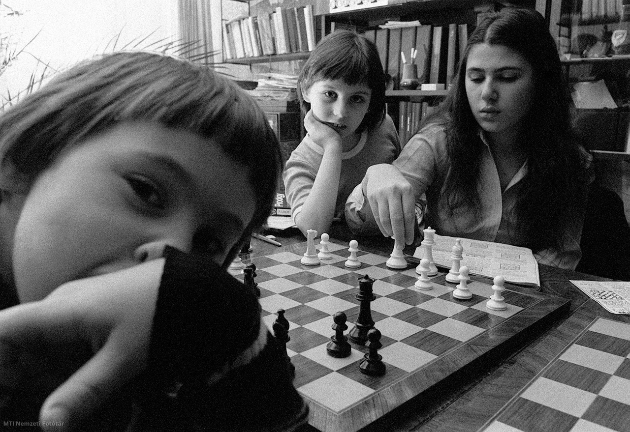 Budapest, 1982. november 10. Polgár Zsuzsa (j) és testvérei, Judit (k) és Zsófia otthonukban sakkoznak