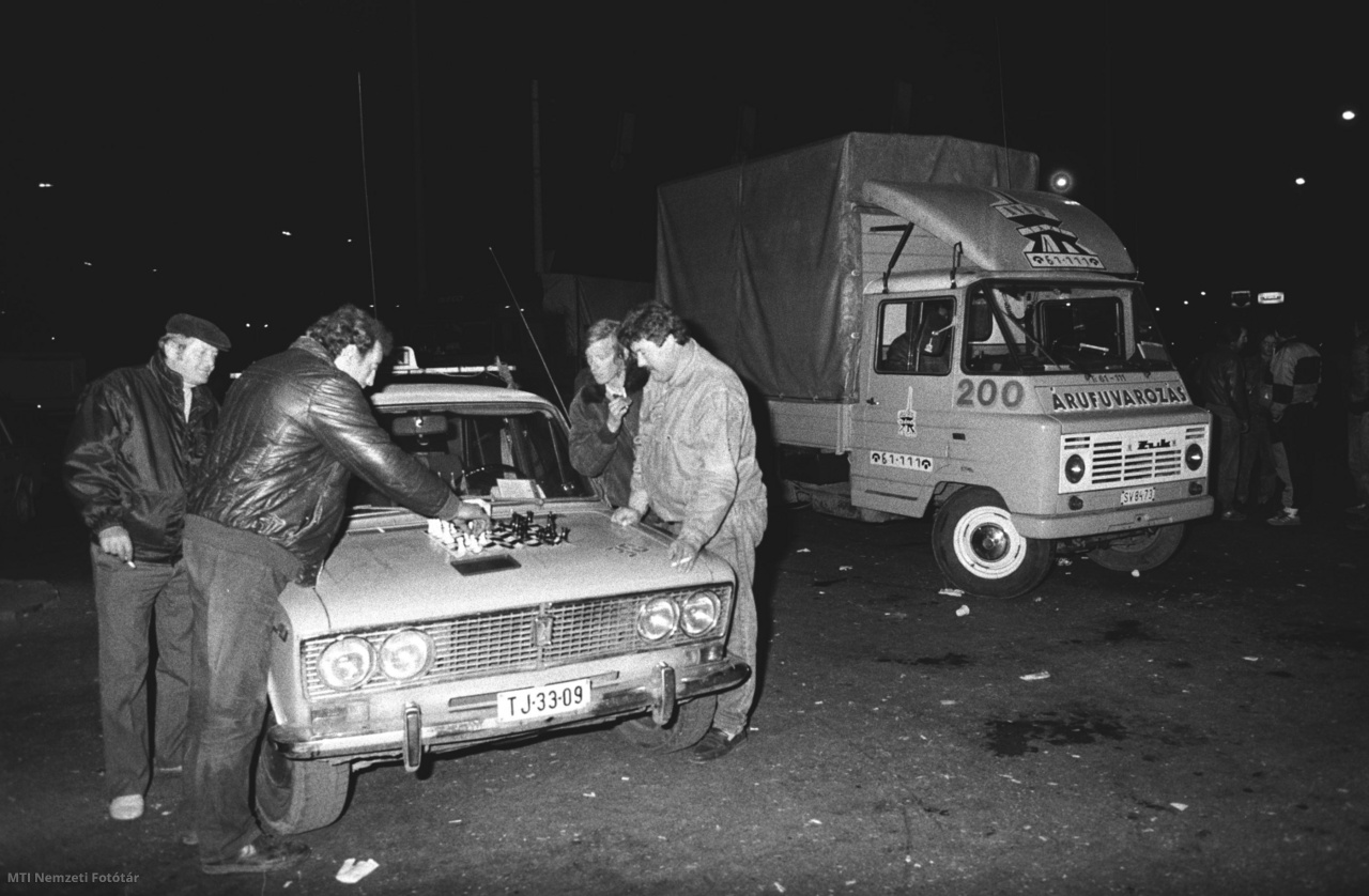 Miskolc, 1990. október 27. A benzináremelés miatt tiltakozó taxisok sakkpartival múlatják az időt a lezárt Búza téri kereszteződésben