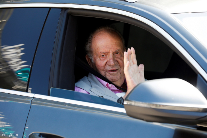 I. János Károly volt spanyol király integet egy autóból a Pozuelo de Alarconban lévő Quiron Salud-Madrid egyetemi kórházból távozóban 2019. augusztus 31-én