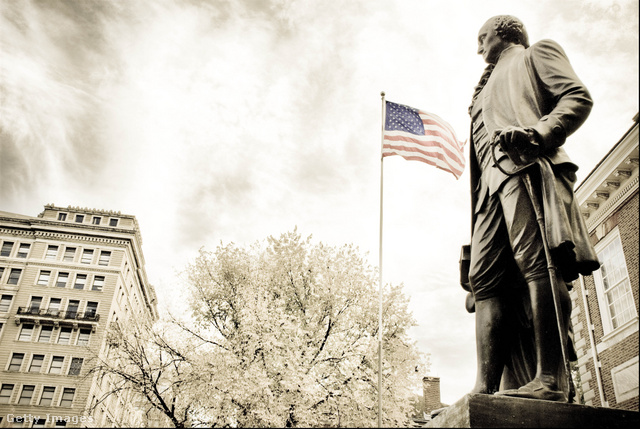 George Washington szobra, az amerikai zászló mellett
