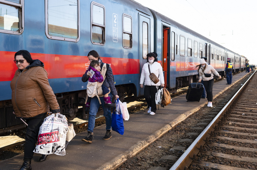 A háború miatt Ukrajnából menekülő emberek a záhonyi vasútállomáson 2022. március 1-jén.