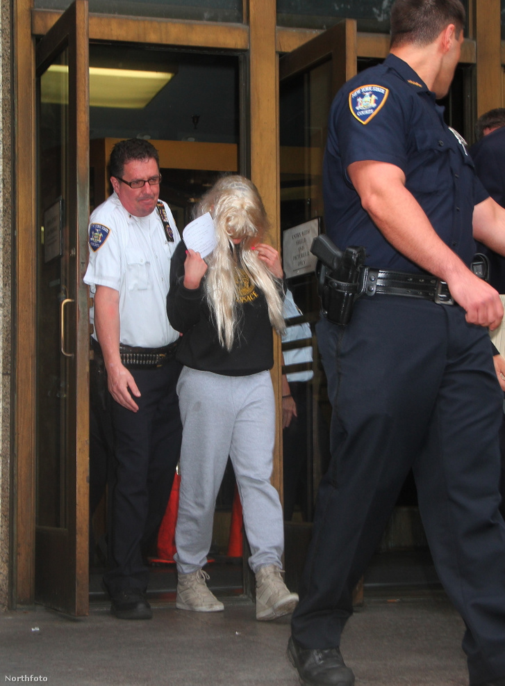 Amanda Bynes, miután bongot dobott ki a lakása ablakán, és letartóztatták